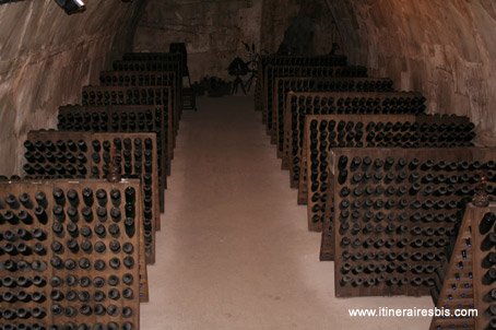 Caves de Champagne tables dans lesquelles les bouteilles reposent