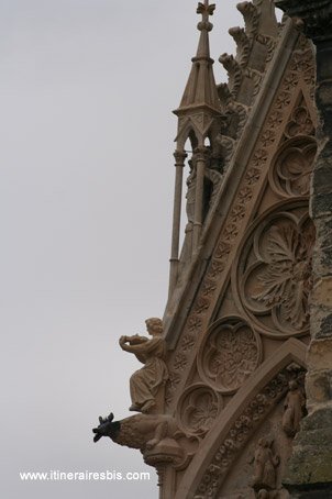 Détail sculptures sur la cathédrale de Reims
