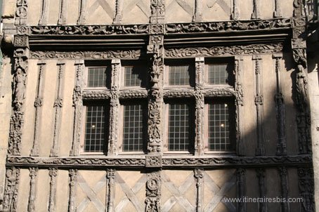 Détail de la façade à colombages qui abrite le musée de la poste de Caen
