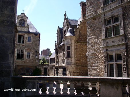 Place de la cathédrale de la ville du Mans