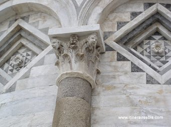 Détail des sculptures sur la tour de Pise