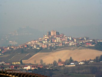 Village et coteaux autour de Alba région des Langhe Roero