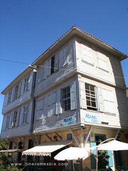 Maison avec sa façade en bois typique de Xania