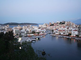 Le petit port de Aghios Nikolaos à la tombée de la nuit