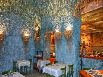 Restaurant Scoglio di Frisio, une petite salle au décor fond marin