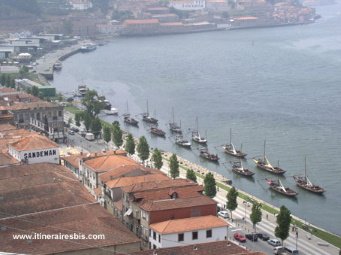 Vue superbe sur le Douro et les rabelots qui attendent sagement leur chargement