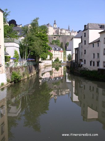 Luxembourg (ville): Le faubourg du Grund, la rivière Alzette, la ville en haut, et derrière les remparts